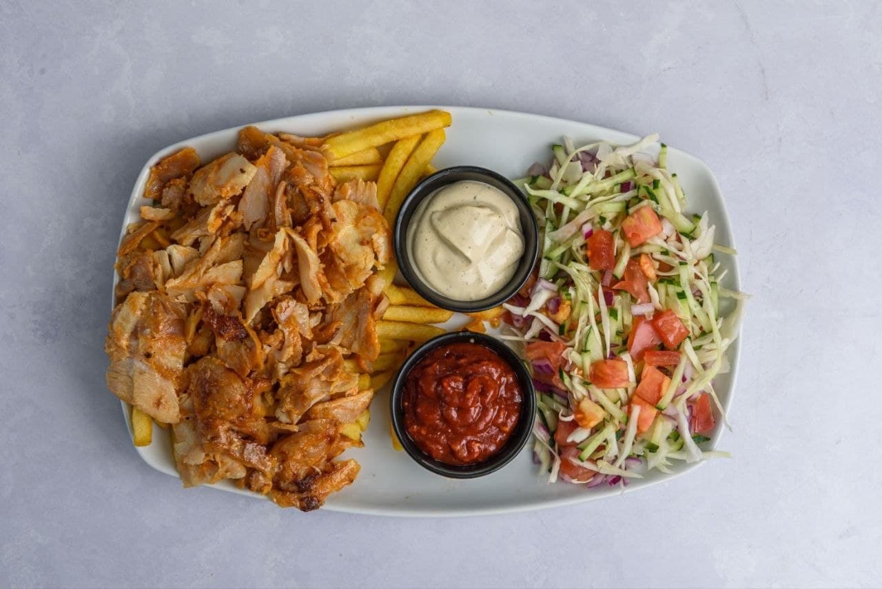Kebabas lėkštėje
