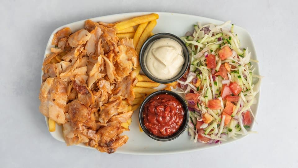 Lėkštė su kebabų mėsa
